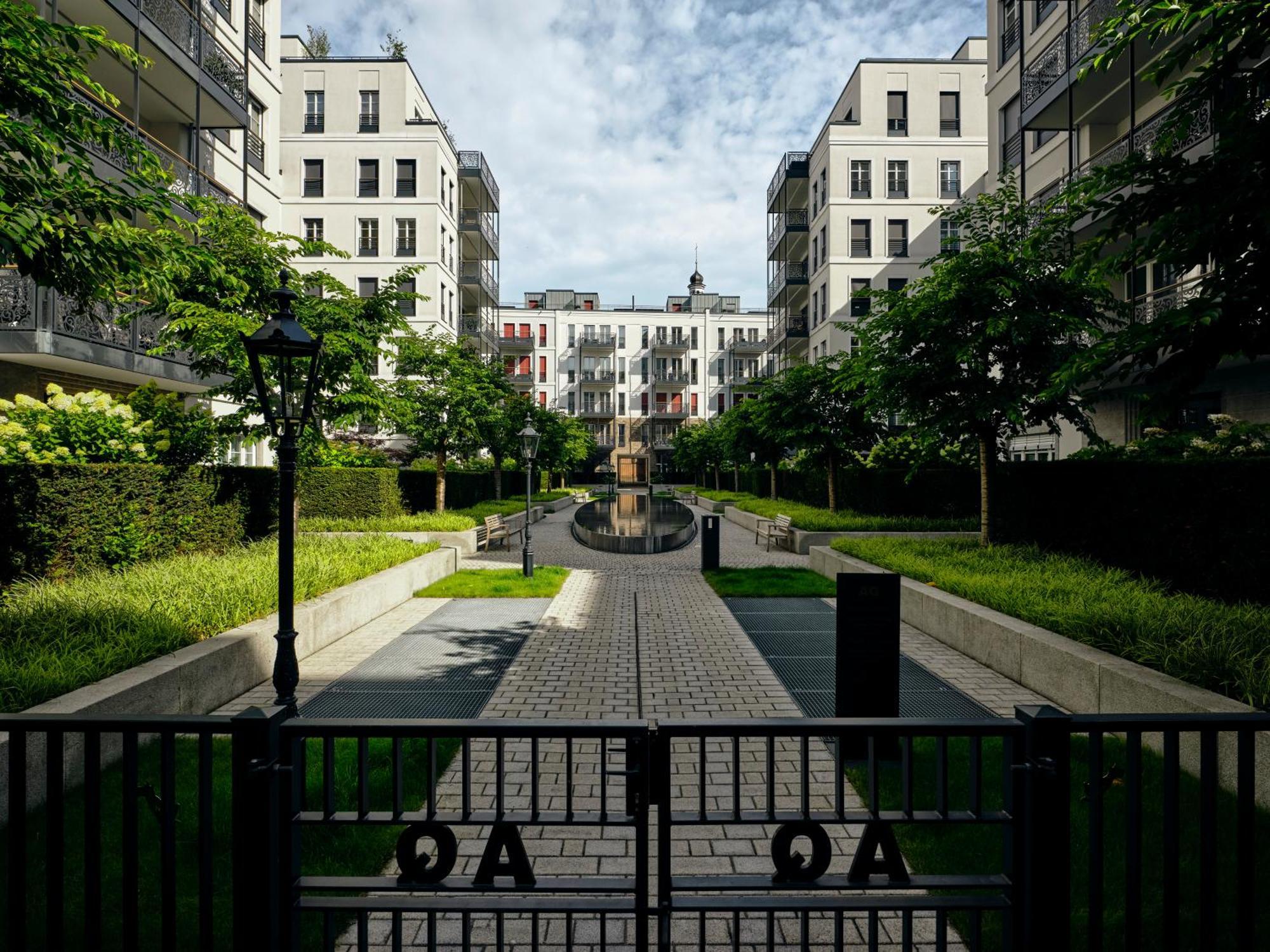 The Wellem, In The Unbound Collection By Hyatt Hotell Düsseldorf Eksteriør bilde The courtyard of the American University of Paris